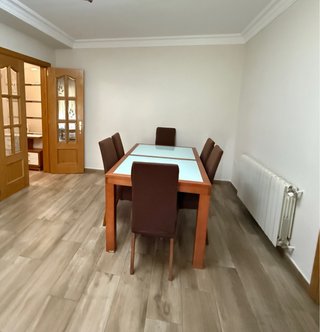Mesa de comedor y mueble