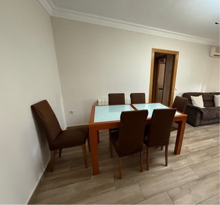 Mesa de comedor y mueble