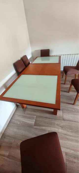 Mesa de comedor y mueble