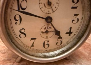 Reloj despertador JAZ antiguo