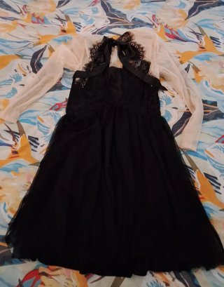 Abito elegante corpetto ricamato velo