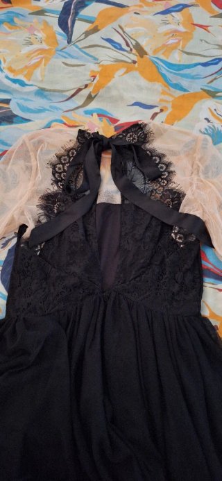 Abito elegante corpetto ricamato velo