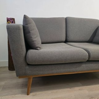 Sofá 2 plazas gris con cojines Maisons du Monde