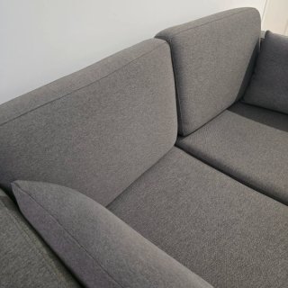 Sofá 2 plazas gris con cojines Maisons du Monde