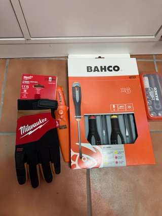 Guantes Milwaukee, Cuchillo Bahco y Destornillador