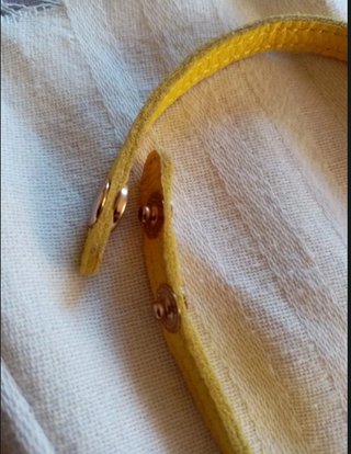Collana choker pelle gialla con anello oro