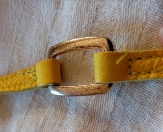 Collana choker pelle gialla con anello oro