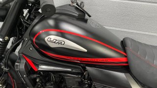 UM Renegade Vegas Negra/Roja