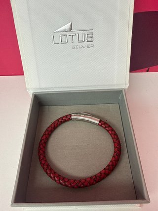 Pulsera Lotus con cuero rojo trenzado