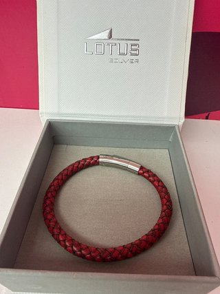 Pulsera Lotus con cuero rojo trenzado
