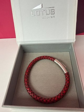 Pulsera Lotus con cuero rojo trenzado