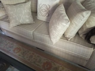 Sofá de 3 plazas tapizado con patas de madera.