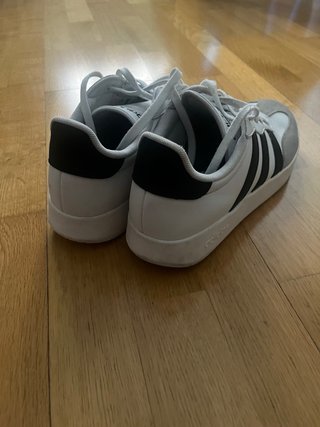 Zapatillas Adidas Barreda Blancas y Grises