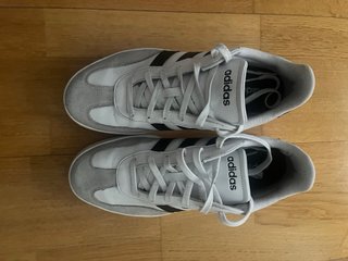 Zapatillas Adidas Barreda Blancas y Grises