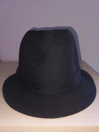 Cappello in feltro e raso , realizzato a mano,nero