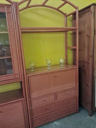 Alacena de bambú con vitrina