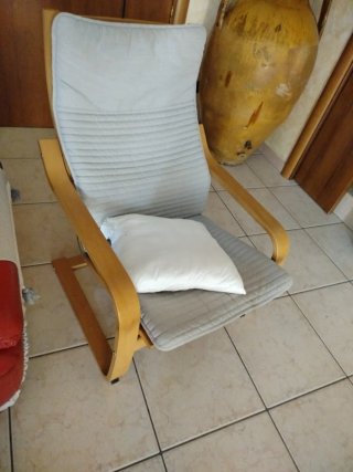 Poltrona Ikea grigia in legno