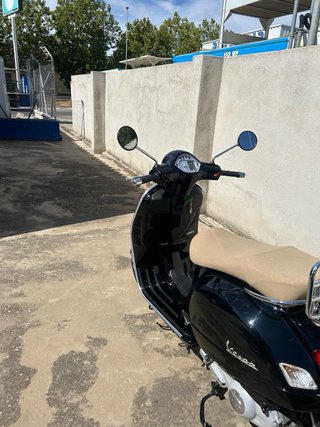 Vespa Negra Scooter