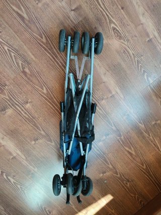 Silla de paseo plegable azul con cesta debajo