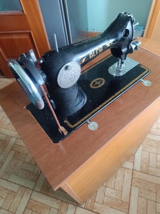 Máquina de coser Alfa antigua con mueble
