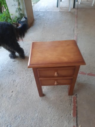Mesita de noche provenzal de madera. No se envia.