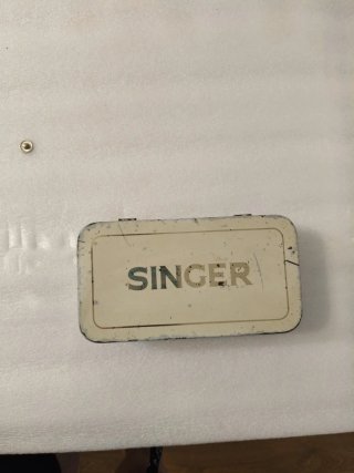 Caja SINGER Metálica + Accesorios varios.