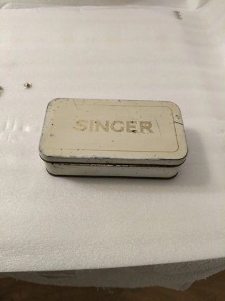 Caja SINGER Metálica + Accesorios varios.