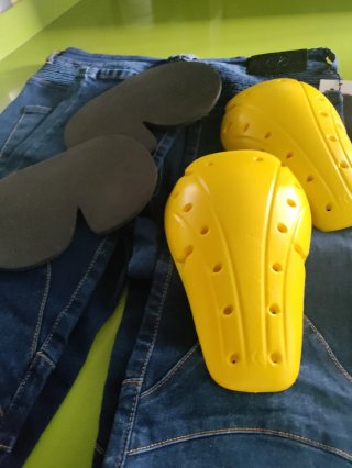 Pantalón tejano moto con protecciones