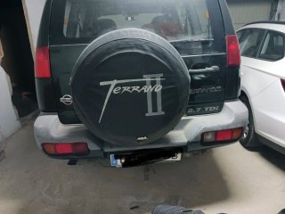 Barco con remolque y motores y Nissan Terrano.