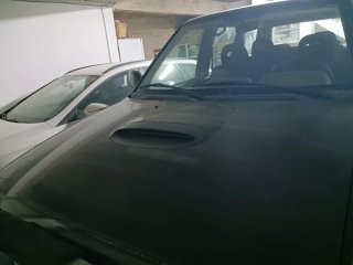 Barco con remolque y motores y Nissan Terrano.