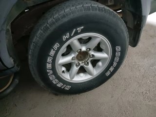 Barco con remolque y motores y Nissan Terrano.