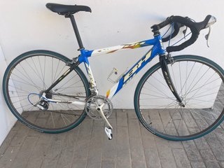 Bicicleta de carretera BH azul y blanca