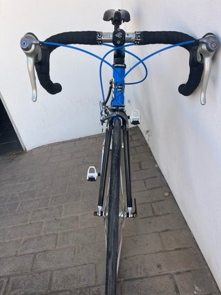Bicicleta de carretera BH azul y blanca