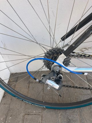 Bicicleta de carretera BH azul y blanca