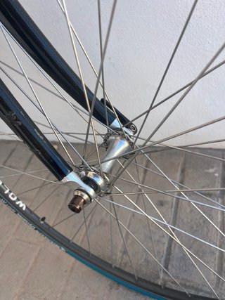Bicicleta de carretera BH azul y blanca