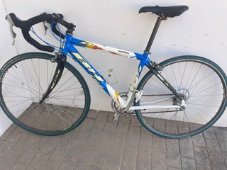 Bicicleta de carretera BH azul y blanca