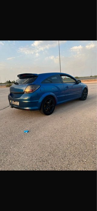 Coche azul deportivo