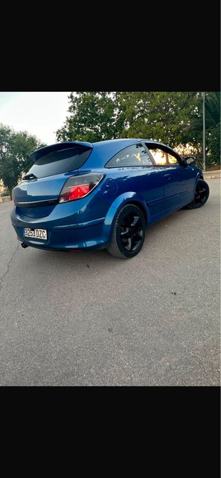 Coche azul deportivo