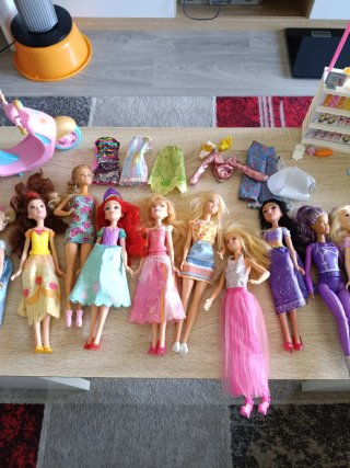 Lote 11 Muñecas Barbie Princesas Disney Moto