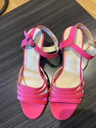 Sandalias de tacón rosa para mujer
