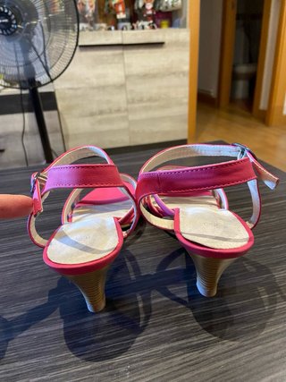 Sandalias de tacón rosa para mujer