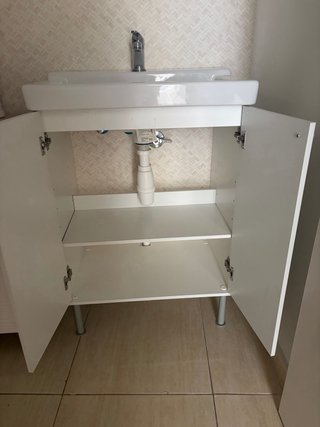 Lavabo de cerámica con mueble blanco