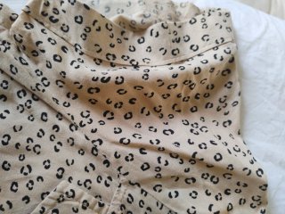 Blusa estampada animal print beige y negra