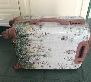 Maleta de viaje con diseño floral