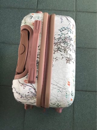 Maleta de viaje con diseño floral