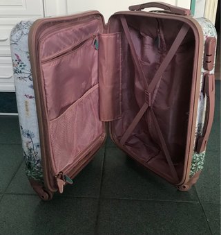 Maleta de viaje con diseño floral