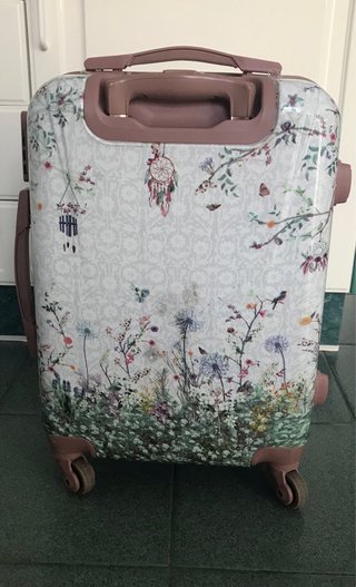 Maleta de viaje con diseño floral