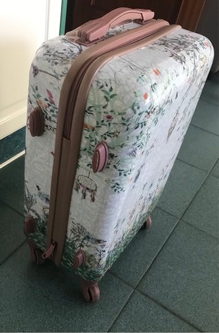 Maleta de viaje con diseño floral