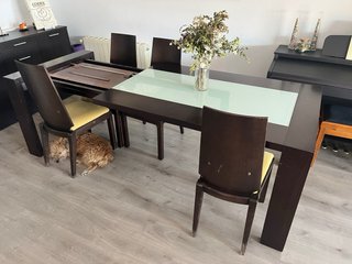 Mesa comedor extensible 6-10 comensales y 4 sillas
