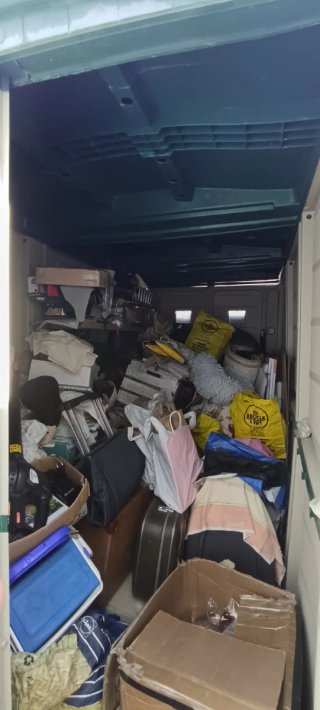 Puesto de artesanía con bisutería y complementos..